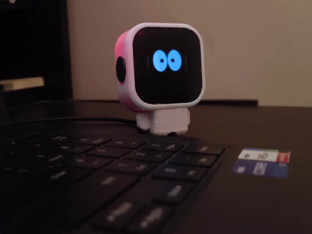 Cheerful Desktop Robot Monitors Your Room's Health